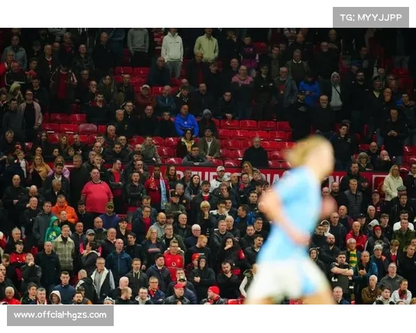 曼联球迷客场高歌助威,德比气氛升温