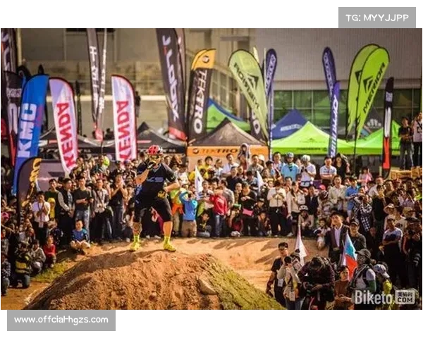 胖胎车观众参与土坡赛个人计时赛,虽排名靠后但成现场人气王